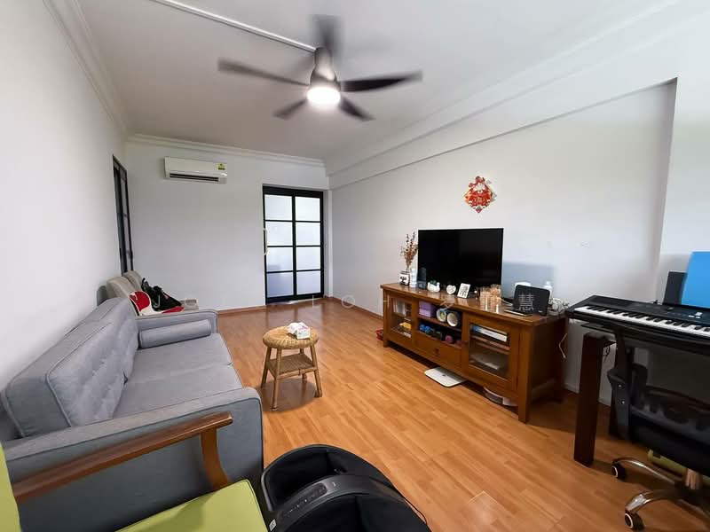101 Tampines Street 11, 101 Tampines Street 11, 2 Bedrooms, 850 sqft, HDB Flat For Sale, by Joey Loh 罗雪慧, 500118378 - Living Room - PropertyGuru.com.sg