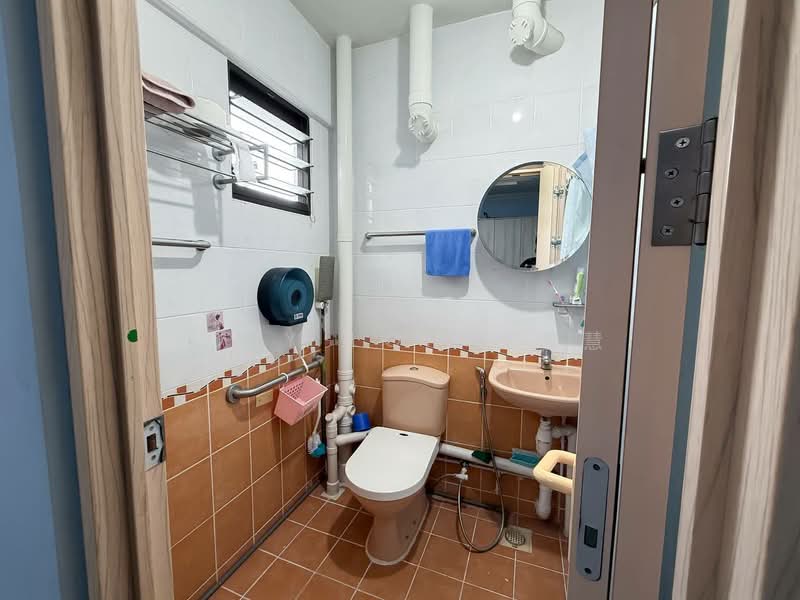 101 Tampines Street 11, 101 Tampines Street 11, 2 Bedrooms, 850 sqft, HDB Flat For Sale, by Joey Loh 罗雪慧, 500118378 - Master Bathroom - PropertyGuru.com.sg