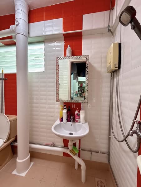605 Bedok Reservoir Road, 605 Bedok Reservoir Road, 3 Bedrooms, 1,302 sqft, HDB Flat For Sale, by Rafeah Bt Rashid, 500118384 - Bathroom - PropertyGuru.com.sg