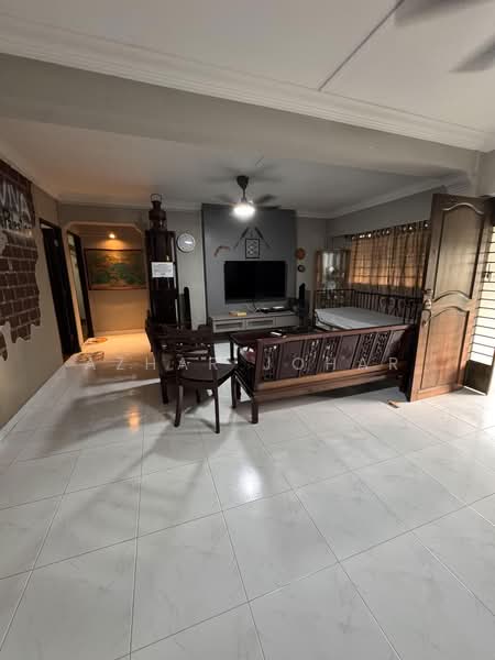 407 Pandan Gardens, 407 Pandan Gardens, 3 Bedrooms, 1,130 sqft, HDB Flat For Rent, by Azhar Johar, 500118411 - Living Room - PropertyGuru.com.sg