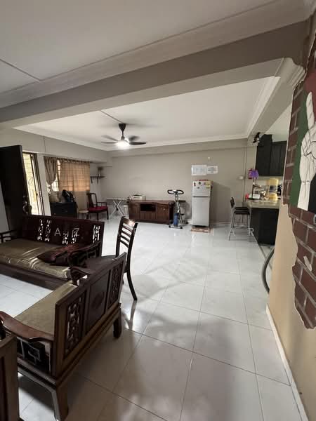 407 Pandan Gardens, 407 Pandan Gardens, 3 Bedrooms, 1,130 sqft, HDB Flat For Rent, by Azhar Johar, 500118411 - Living Room - PropertyGuru.com.sg
