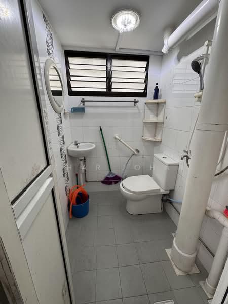 407 Pandan Gardens, 407 Pandan Gardens, 3 Bedrooms, 1,130 sqft, HDB Flat For Rent, by Azhar Johar, 500118411 - Bathroom - PropertyGuru.com.sg