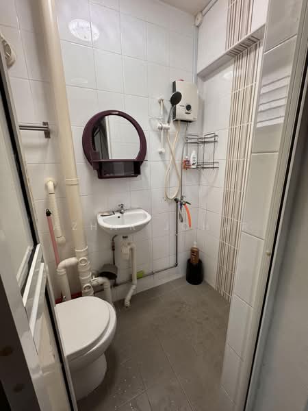 407 Pandan Gardens, 407 Pandan Gardens, 3 Bedrooms, 1,130 sqft, HDB Flat For Rent, by Azhar Johar, 500118411 - Master Bathroom - PropertyGuru.com.sg