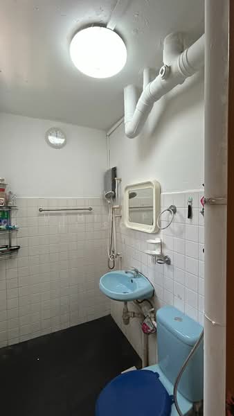 337 Woodlands Avenue 1, 337 Woodlands Avenue 1, 3 Bedrooms, 893 sqft, HDB Flat For Sale, by Uthirapathi Sowmya (Sowmya), 500118465 - Bathroom - PropertyGuru.com.sg