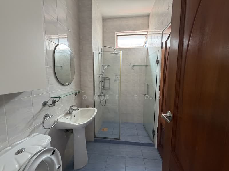 Shangri-la Close, , 5 Bedrooms, 2,475 sqft, Semi-Detached House For Rent, by George Poo, 500118478 - Bathroom - PropertyGuru.com.sg