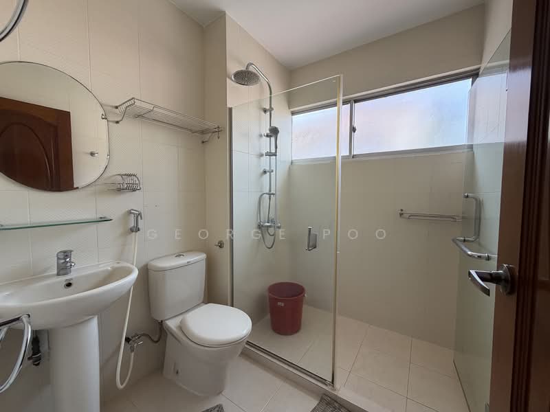 Shangri-la Close, , 5 Bedrooms, 2,475 sqft, Semi-Detached House For Rent, by George Poo, 500118478 - Bathroom - PropertyGuru.com.sg