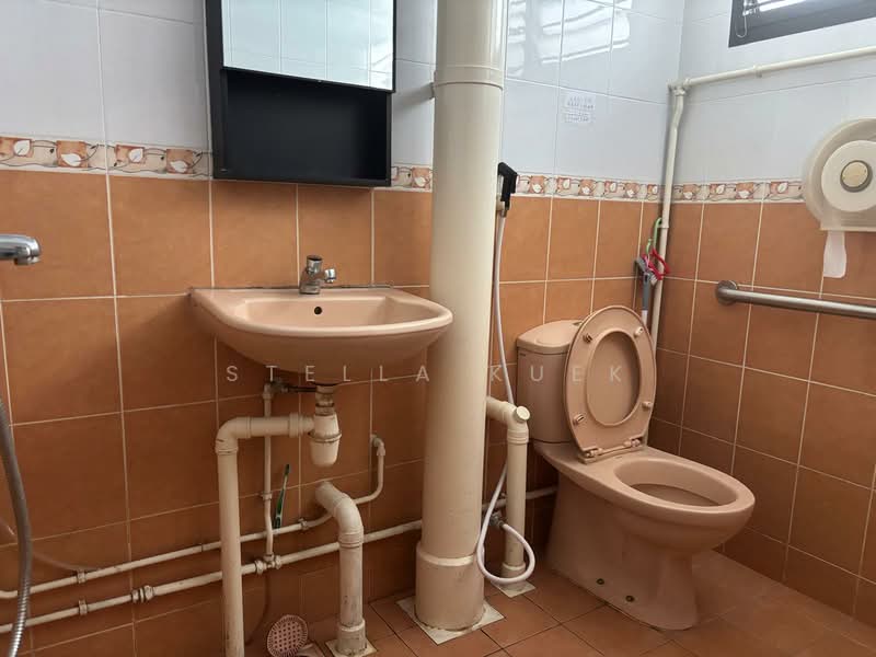 604 Clementi West Street 1, 604 Clementi West Street 1, Room Rental, 130 sqft, HDB Flat For Rent, by Stella Kuek, 500118518 - Bathroom (Max. 3 Persons Use) - PropertyGuru.com.sg
