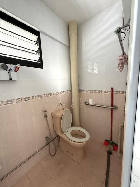 716 Yishun Street 71, 716 Yishun Street 71, 3 Bedrooms, 893 sqft, HDB Flat For Sale, by Rusydi Yusoff, 500118533 - Bathroom - PropertyGuru.com.sg