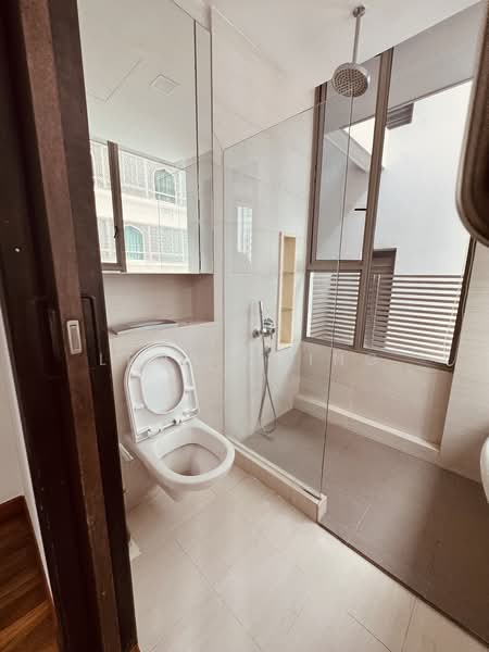 Suffolk Premier, 3 Suffolk Road, 3 Bedrooms, 1,076 sqft, Apartment For Rent, by Leon Ching, 500118540 - Bathroom - PropertyGuru.com.sg