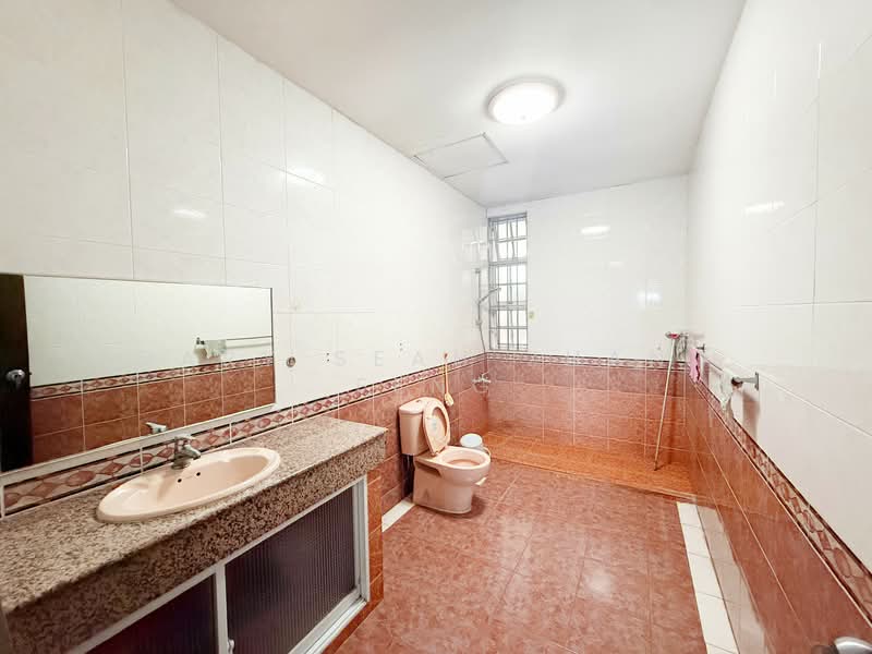 Kovan Rd, , 6 Bedrooms, 2,200 sqft, Terraced House For Sale, by Gary Seah Zhang Feng, 500118600 - Bathroom - PropertyGuru.com.sg