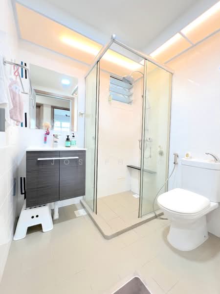 451B Bukit Batok West Avenue 6, 451B Bukit Batok West Avenue 6, 3 Bedrooms, 1,237 sqft, HDB Flat For Sale, by Joseph Ho, 500118661 - Bathroom - PropertyGuru.com.sg