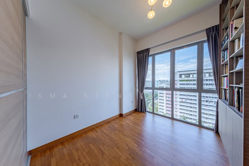 Seastrand, 11 Pasir Ris Link, 2 Bedrooms, 883 sqft, Condominium For Sale, by Isma Seeneevassen, 500118703 - Common Bedroom - PropertyGuru.com.sg