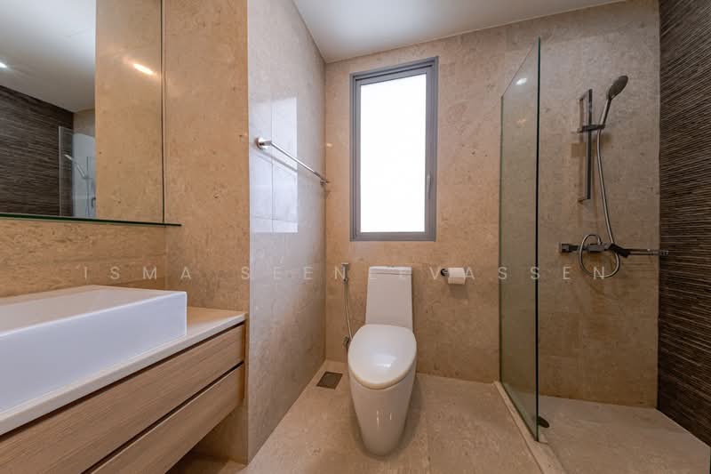 Seastrand, 11 Pasir Ris Link, 2 Bedrooms, 883 sqft, Condominium For Sale, by Isma Seeneevassen, 500118703 - Common Bathroom - PropertyGuru.com.sg