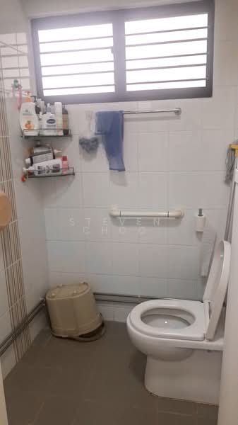408 Pandan Gardens, 408 Pandan Gardens, 3 Bedrooms, 1,044 sqft, HDB Flat For Rent, by Steven Choo, 500118754 - Bathroom - PropertyGuru.com.sg