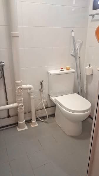 408 Pandan Gardens, 408 Pandan Gardens, 3 Bedrooms, 1,044 sqft, HDB Flat For Rent, by Steven Choo, 500118754 - Bathroom - PropertyGuru.com.sg