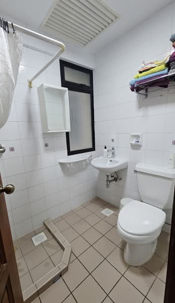 Marshall Lodge, 89 Marshall Road, 3 Bedrooms, 1,776 sqft, Cluster House For Rent, by Tan Heng Kee, 500118761 - Common Bathroom - PropertyGuru.com.sg