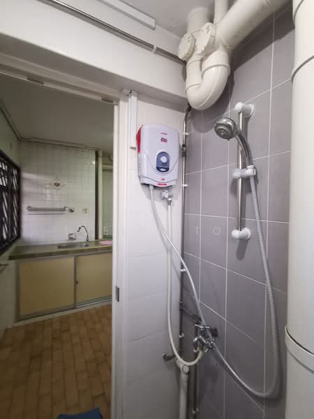 239 Bukit Batok East Avenue 5, 239 Bukit Batok East Avenue 5, 2 Bedrooms, 764 sqft, HDB Flat For Sale, by Evelyn Toh, 500118819 - Bathroom - PropertyGuru.com.sg