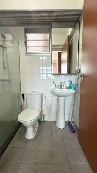 212A Punggol Walk, 212A Punggol Walk, 2 Bedrooms, 721 sqft, HDB Flat For Sale, by Kenneth Tan, 500118861 - Bathroom - PropertyGuru.com.sg