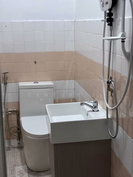 Eng Kong Park, Lorong Kismis, 5 Bedrooms, 3,000 sqft, Semi-Detached House For Rent, by WINSTON C.T. WOON, 500118875 - Bathroom - PropertyGuru.com.sg