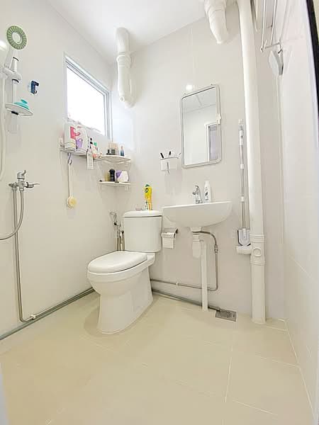 204 Marsiling Drive, 204 Marsiling Drive, 5 Bedrooms, 1,755 sqft, HDB Flat For Sale, by Eugene Chen, 500118881 - Bathroom 1 - PropertyGuru.com.sg