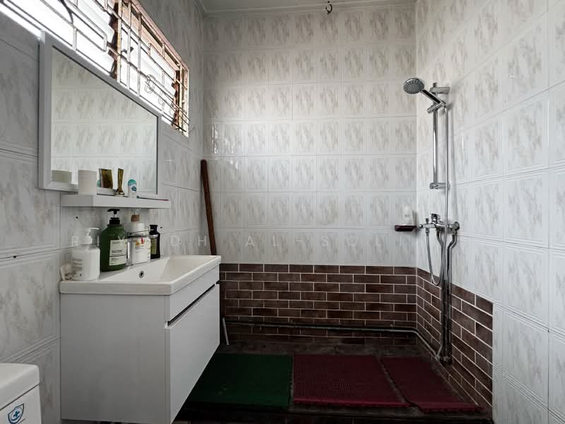 Jalan Chelagi, Jalan Chelagi, 4 Bedrooms, 1,914 sqft, Semi-Detached House For Sale, by Riyadh Al-Solihin, 500118941 - Bathroom - PropertyGuru.com.sg