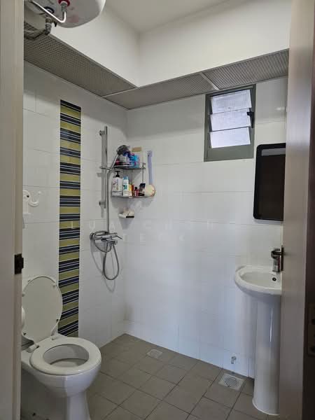 676D Punggol Drive, 676D Punggol Drive, Room Rental, 100 sqft, HDB Flat For Rent, by Lua Chong Teck, 500118950 - Bathroom - PropertyGuru.com.sg