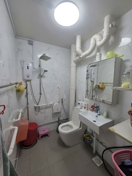 407 Serangoon Avenue 1, 407 Serangoon Avenue 1, 3 Bedrooms, 1,119 sqft, HDB Flat For Sale, by George Yang, 500118969 - Bathroom - PropertyGuru.com.sg