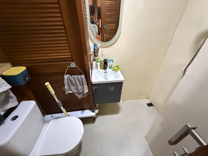 Burlington Square, 175 Bencoolen Street, 2 Bedrooms, 750 sqft, Apartment For Rent, by Rosy M. H, 500119005 - Bathroom - PropertyGuru.com.sg