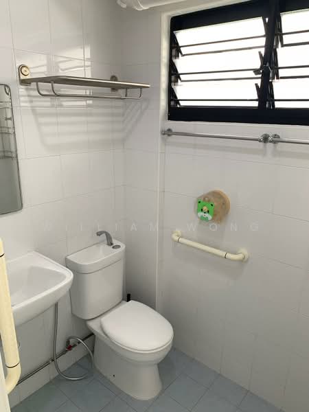 206 Bukit Batok Street 21, 206 Bukit Batok Street 21, 2 Bedrooms, 785 sqft, HDB Flat For Rent, by William Wong, 500119007 - Bathroom - PropertyGuru.com.sg