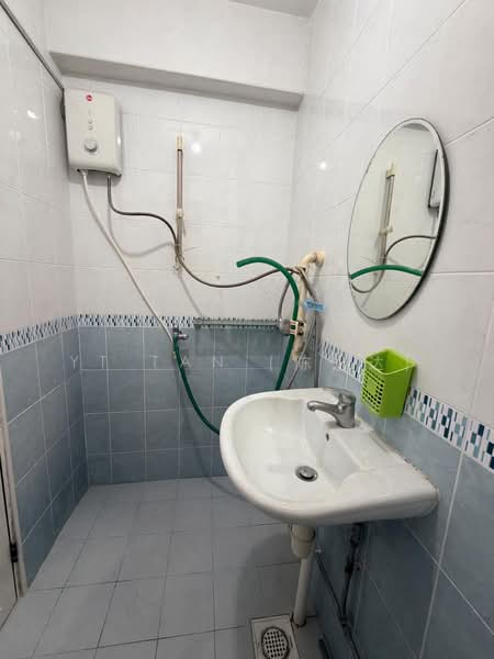 314 Bukit Batok Street 32, 314 Bukit Batok Street 32, 2 Bedrooms, 753 sqft, HDB Flat For Sale, by YT Tan (陈永达), 500119039 - Bathroom - PropertyGuru.com.sg