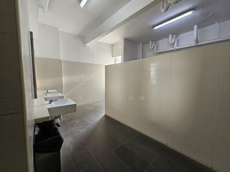 Tong Lee Building, 35 Kallang Pudding Road, Macpherson / Potong Pasir, 110 sqft, Light Industrial (B1) For Rent, by Ava Soh, 500119049 - Bathroom - CommercialGuru.com.sg