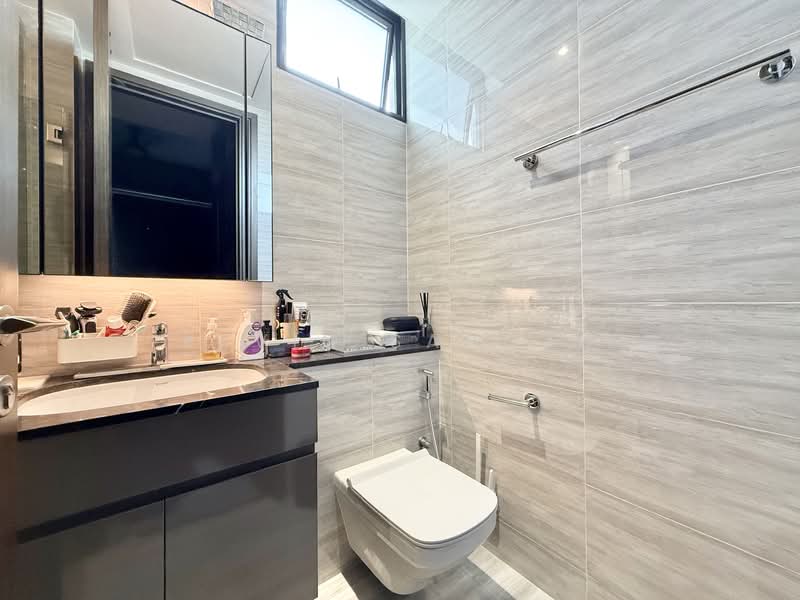 35 Gilstead, 35 Gilstead Road, 2 Bedrooms, 700 sqft, Apartment For Sale, by Kevin Sangju, 500119080 - Master Bathroom - PropertyGuru.com.sg