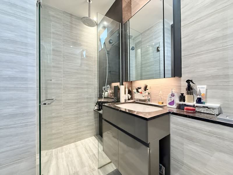 35 Gilstead, 35 Gilstead Road, 2 Bedrooms, 700 sqft, Apartment For Sale, by Kevin Sangju, 500119080 - Master Bathroom - PropertyGuru.com.sg
