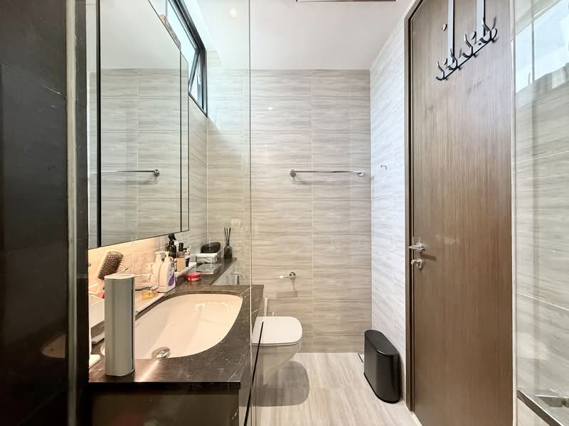 35 Gilstead, 35 Gilstead Road, 2 Bedrooms, 700 sqft, Apartment For Sale, by Kevin Sangju, 500119080 - Master Bathroom - PropertyGuru.com.sg