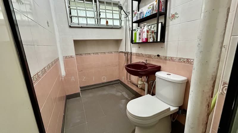 770 Pasir Ris Street 71, 770 Pasir Ris Street 71, 4 Bedrooms, 1,377 sqft, HDB Flat For Sale, by Haziq Irwan, 500119087 - Master Toilet - PropertyGuru.com.sg