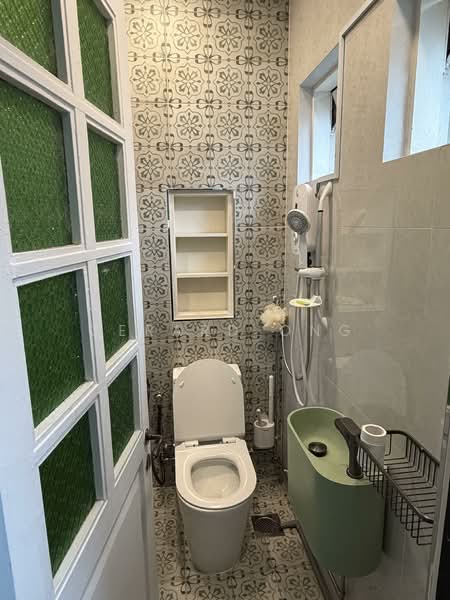 BOAT QUAY CONSERVATION AREA, 63 Boat Quay, 1,250 sqft, Shop / Shophouse For Rent, by Gerard Ong, 500119107 - Bathroom - CommercialGuru.com.sg