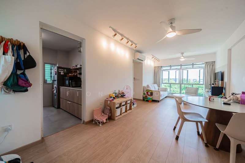 450 Yishun Ring Road, 450 Yishun Ring Road, 3 Bedrooms, 990 sqft, HDB Flat For Sale, by Fiona Poon, 500119120 - Living Room - PropertyGuru.com.sg