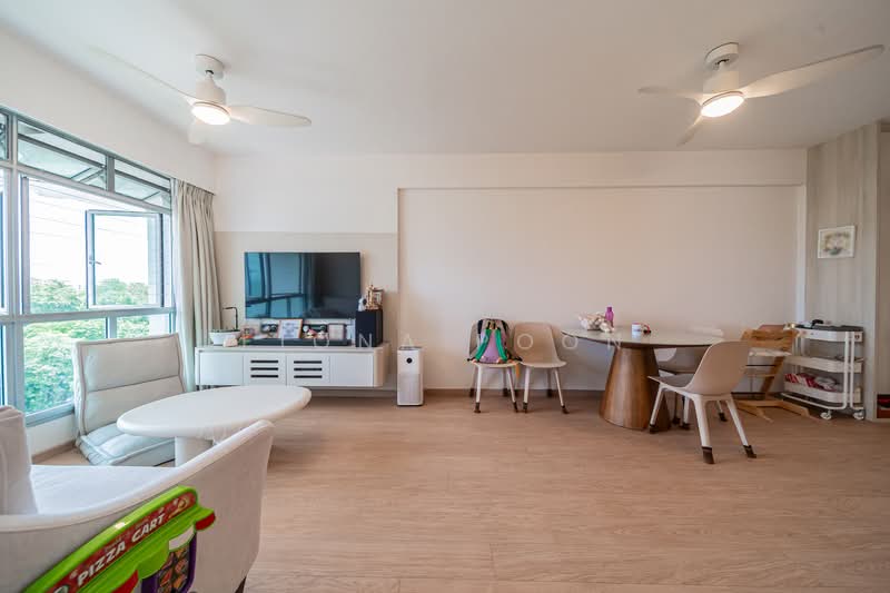 450 Yishun Ring Road, 450 Yishun Ring Road, 3 Bedrooms, 990 sqft, HDB Flat For Sale, by Fiona Poon, 500119120 - Living Room - PropertyGuru.com.sg