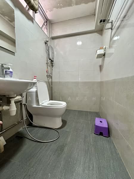 275 Toh Guan Road, 275 Toh Guan Road, 3 Bedrooms, 1,001 sqft, HDB Flat For Sale, by MAHA LAKSHMI, 500119132 - Bathroom - PropertyGuru.com.sg