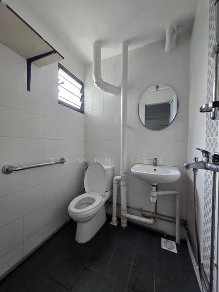 101 Serangoon North Avenue 1, 101 Serangoon North Avenue 1, 3 Bedrooms, 980 sqft, HDB Flat For Sale, by Edwin Tan, 500119167 - Bathroom - PropertyGuru.com.sg