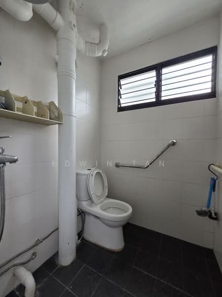 101 Serangoon North Avenue 1, 101 Serangoon North Avenue 1, 3 Bedrooms, 980 sqft, HDB Flat For Sale, by Edwin Tan, 500119167 - Bathroom - PropertyGuru.com.sg