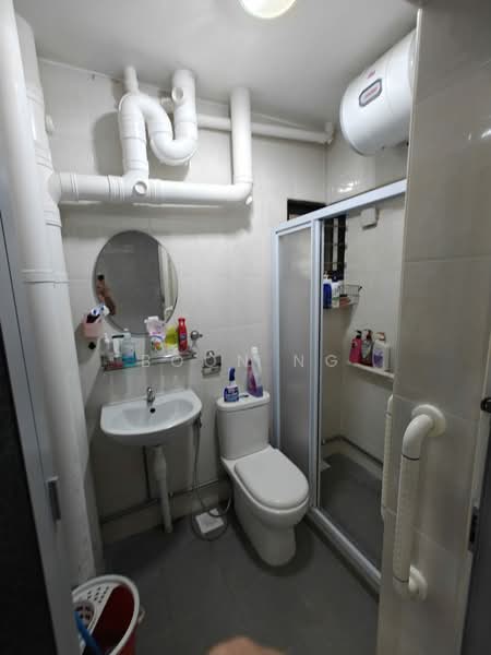 298B Compassvale Street, 298B Compassvale Street, 3 Bedrooms, 1,012 sqft, HDB Flat For Sale, by Boon Ng, 500119171 - Bathroom - PropertyGuru.com.sg