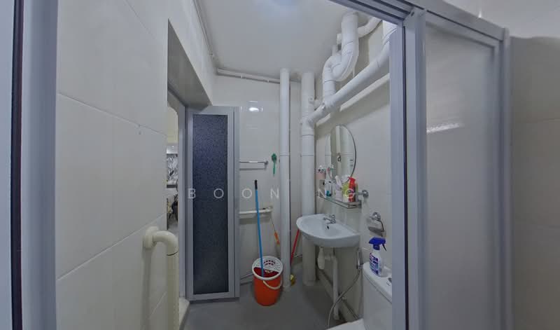 298B Compassvale Street, 298B Compassvale Street, 3 Bedrooms, 1,012 sqft, HDB Flat For Sale, by Boon Ng, 500119171 - Bathroom - PropertyGuru.com.sg