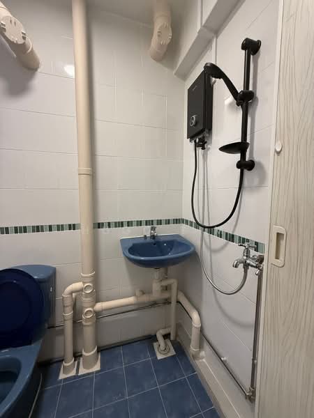 341 Clementi Avenue 5, 341 Clementi Avenue 5, Studio, 350 sqft, HDB Flat For Rent, by Hugo Sim, 500119190 - Toilet - PropertyGuru.com.sg
