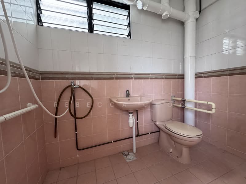 181 Bishan Street 13, 181 Bishan Street 13, 3 Bedrooms, 1,109 sqft, HDB Flat For Sale, by Rebecca Choo, 500119196 - Bathroom - PropertyGuru.com.sg