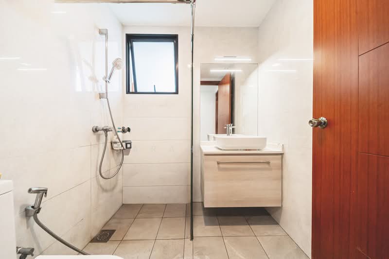 Central Grove, , 3 Bedrooms, 2,239 sqft, Condominium For Sale, by Sarah Tan, 500119222 - Bathroom - PropertyGuru.com.sg