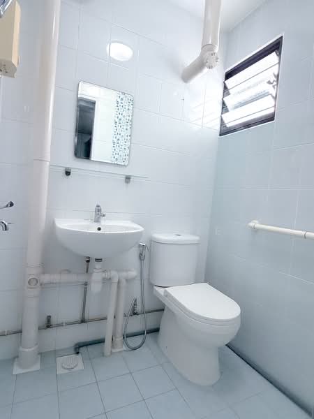 542 Bedok North Street 3, 542 Bedok North Street 3, 2 Bedrooms, 883 sqft, HDB Flat For Sale, by Tuan Lee, 500119250 - Bathroom - PropertyGuru.com.sg