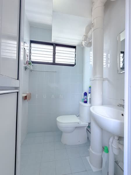 542 Bedok North Street 3, 542 Bedok North Street 3, 2 Bedrooms, 883 sqft, HDB Flat For Sale, by Tuan Lee, 500119250 - Bathroom - PropertyGuru.com.sg
