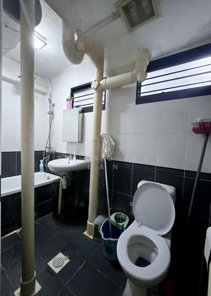 30 Telok Blangah Rise, 30 Telok Blangah Rise, Room Rental, 150 sqft, HDB Flat For Rent, by Jes Ng Bee Lan, 500119261 - Bathroom - PropertyGuru.com.sg