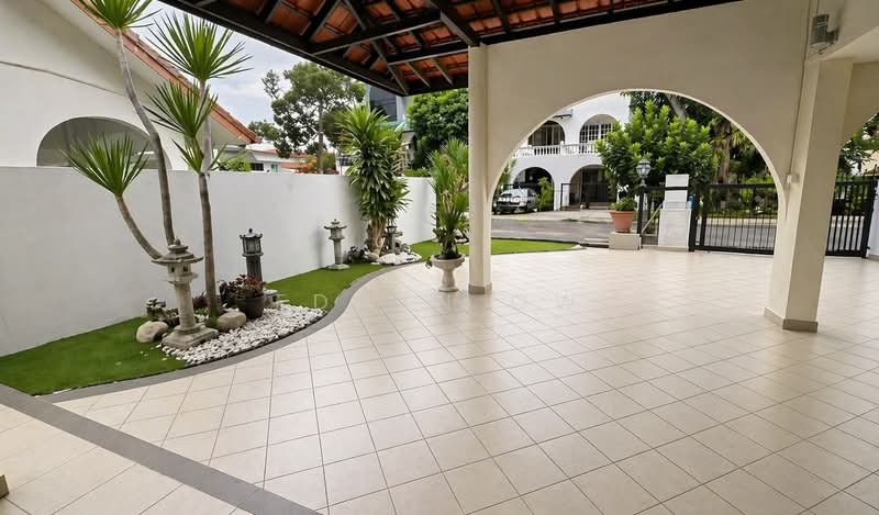 For Sale - D16 BEST VALUE BUY 3.5 STRY SEMI D IN THE MARKET NEAR MRT